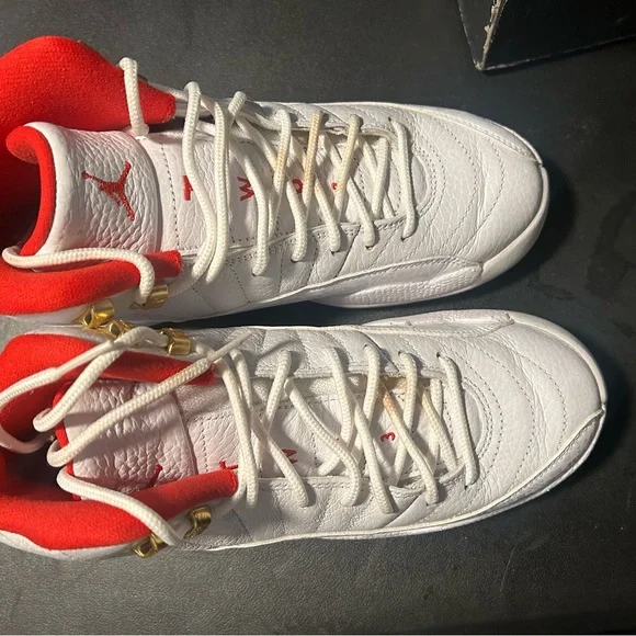 Jordan Retro Sneakers Box with Gold Logo - Picture 2 of 3